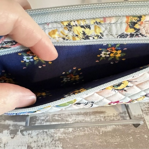 Vera Bradley RFID Deluxe Travel Wallet Sea Air Floral New with tags‎ Blue Floral - Picture 4 of 10